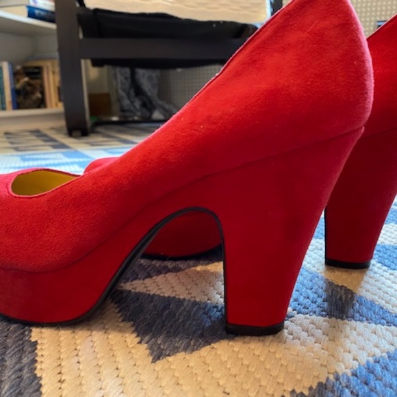 RED SUEDE NINE WEST PLATFORM PUMP - Picture 4 of 6